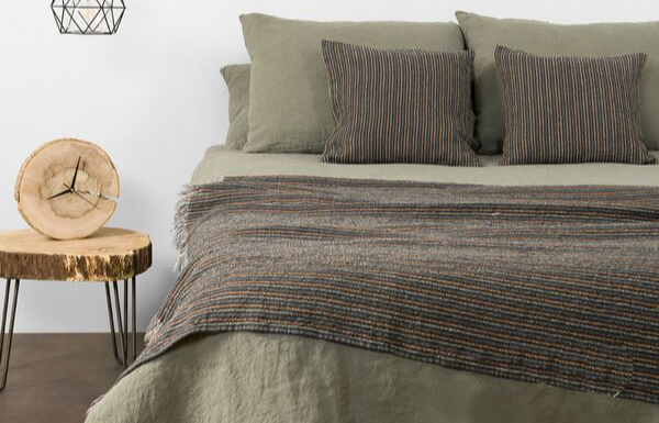 Resnica o spanju v Laneni posteljnini, ko je poletje že daleč mimo